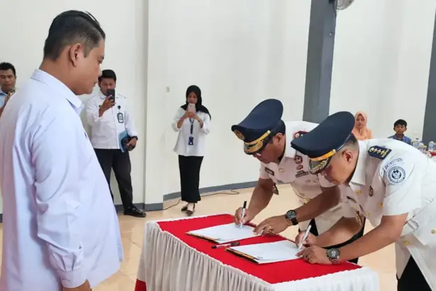 Kakanwil Ditjenpas Sulteng, Bagus Kurniawan memimpin sertijab Lapas Ampana dari Luther T Patandung ke M Nur Amin di Ampana, Kamis (26/2/2026). (©Humas Ditjenpas Sulteng)