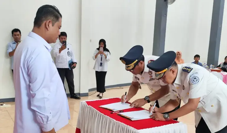 Kakanwil Ditjenpas Sulteng, Bagus Kurniawan memimpin sertijab Lapas Ampana dari Luther T Patandung ke M Nur Amin di Ampana, Kamis (26/2/2026). (©Humas Ditjenpas Sulteng)