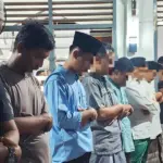 Sejumlah warga binaan melaksanakan shalat tarwih bersama di Ruan Kelas IIA Palu, Rabu (18/2/2026). (©Humas Ditjenpas Sulteng)