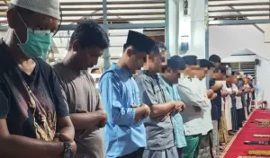 Kakanwil Ditjenpas Sulteng Salat Tarawih Bersama Warga Binaan