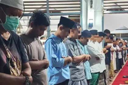 Sejumlah warga binaan melaksanakan shalat tarwih bersama di Ruan Kelas IIA Palu, Rabu (18/2/2026). (©Humas Ditjenpas Sulteng)