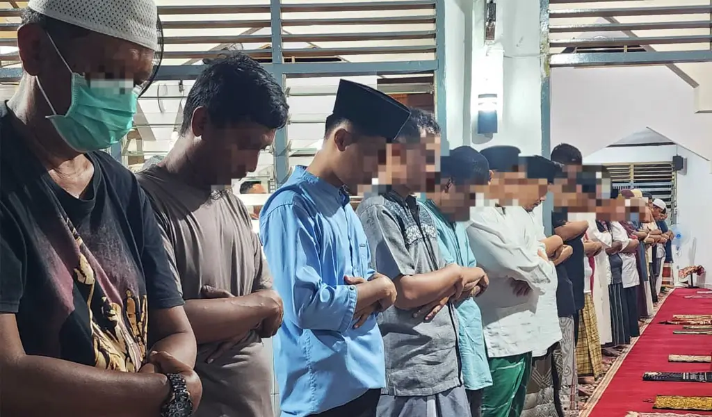 Sejumlah warga binaan melaksanakan shalat tarwih bersama di Ruan Kelas IIA Palu, Rabu (18/2/2026). (©Humas Ditjenpas Sulteng)