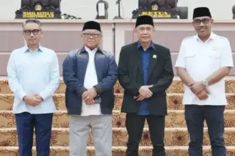 Aristan (kedua kanan) usai paripurna pemberhentian dan usul pergantian Wakil Ketua I DPRD Provinsi Sulawesi Tengah di Palu, Rabu (25/2/2026). (©DPRD Sutleng)