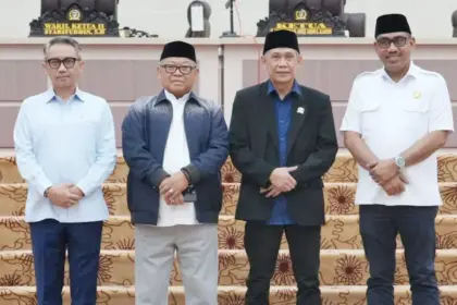 Aristan (kedua kanan) usai paripurna pemberhentian dan usul pergantian Wakil Ketua I DPRD Provinsi Sulawesi Tengah di Palu, Rabu (25/2/2026). (©DPRD Sutleng)