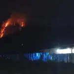 Api yang membesar yang terpantau di puncak gunung Jononunu, Parimo, Mnggu (1/2/2026). (©Humas Polres Parimo)