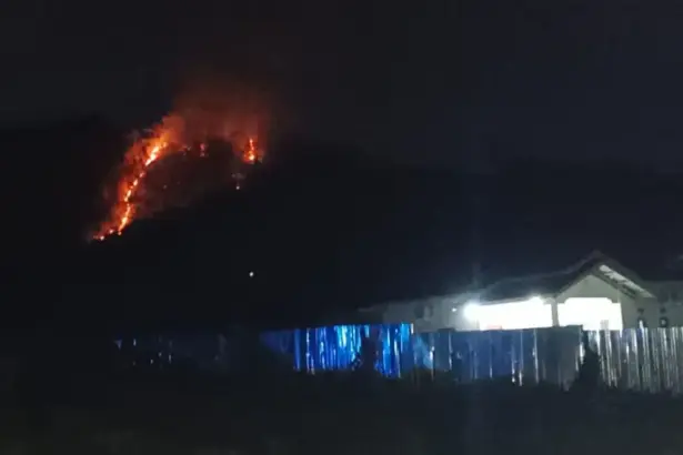 Api yang membesar yang terpantau di puncak gunung Jononunu, Parimo, Mnggu (1/2/2026). (©Humas Polres Parimo)