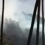 Kepulan asap akibat kebakaran hutan di Desa Avolua, Parimo, Mingu (1/2/2026). (©Humas Polres Parimo)