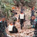 Sejumlah personel gabungan serentak berusaha memadamkan api yang membakar lahan di parimo, Minggu (8/2/2026). (©Pendam23)