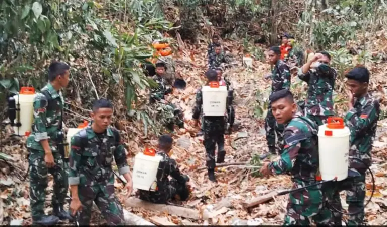 Sejumlah personel gabungan serentak berusaha memadamkan api yang membakar lahan di parimo, Minggu (8/2/2026). (©Pendam23)