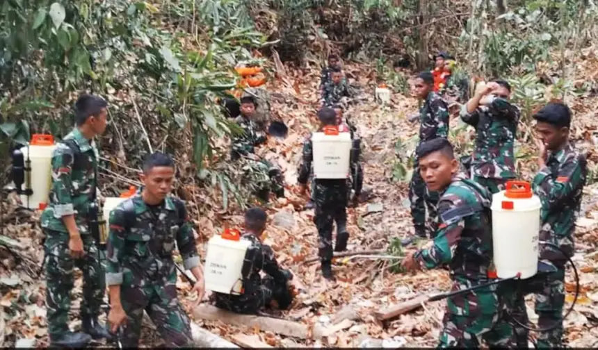 Sejumlah personel gabungan serentak berusaha memadamkan api yang membakar lahan di parimo, Minggu (8/2/2026). (©Pendam23)