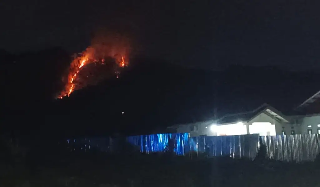 Api yang membesar yang terpantau di puncak gunung Jononunu, Parimo, Mnggu (1/2/2026). (©Humas Polres Parimo)