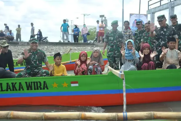 Pangdam XXIII/Palaka Wira Mayjen TNI Jonathan Binsar Parluhutan Sianipar (kedua kiri) bersama Bupati Tojo Unauna Ilham S Lawidu (kiri) menaiki perahu bersama siswa di Keupalauan Togean, Jumat (27/2/2026). (©Pendam23/PW)