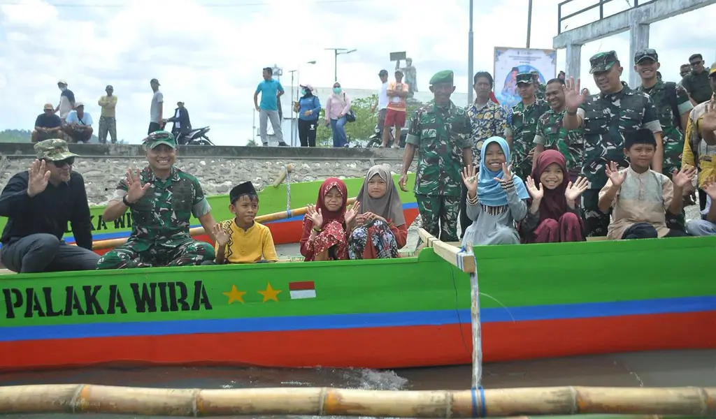 Pangdam XXIII/Palaka Wira Mayjen TNI Jonathan Binsar Parluhutan Sianipar (kedua kiri) bersama Bupati Tojo Unauna Ilham S Lawidu (kiri) menaiki perahu bersama siswa di Keupalauan Togean, Jumat (27/2/2026). (©Pendam23/PW)