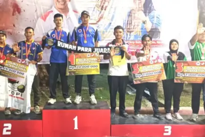 Pratu Heriyanto menunjukkan medali perak nomor double open putra pada kejuaraan Internasional UNG Cup 2026 di Universitas Negeri Gorontalo, Sabtu (7/2/2026). (©Pendam23)