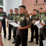 Pangdam XXIII/Palaka Wira, Mayjen TNI Jonathan Binsar Parluhutan Sianipar memeriksa langsung calon bintara di Mayonif 711/Rks, Palu, Kamis (19/2/2026). (©Pendam23/PW)