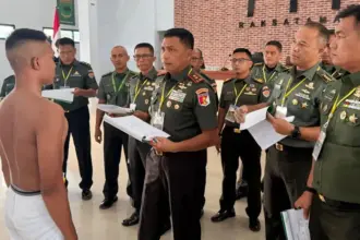 Pangdam XXIII/Palaka Wira, Mayjen TNI Jonathan Binsar Parluhutan Sianipar memeriksa langsung calon bintara di Mayonif 711/Rks, Palu, Kamis (19/2/2026). (©Pendam23/PW)