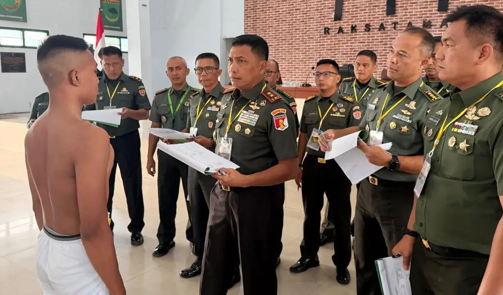 Pangdam XXIII/Palaka Wira, Mayjen TNI Jonathan Binsar Parluhutan Sianipar memeriksa langsung calon bintara di Mayonif 711/Rks, Palu, Kamis (19/2/2026). (©Pendam23/PW)