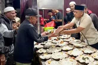 Kasdam XXIII/Palaka Wira Brigjen TNI Agus Sasmita menyerahkan makanan sahur gratis kepad awarga di Posko Haru Gratis Palu, Sbatu (21/2/2026) dini hari. (©Pendam23/PW)