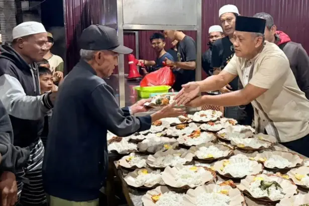 Kasdam XXIII/Palaka Wira Brigjen TNI Agus Sasmita menyerahkan makanan sahur gratis kepad awarga di Posko Haru Gratis Palu, Sbatu (21/2/2026) dini hari. (©Pendam23/PW)