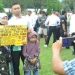 Salah seorang casis berfoto bersama keluargnay usai pengumuman hasil seleksi di Mayonif 711/Rks, Palu, Minggu (22/2/2026). (©Pendam23/PW)