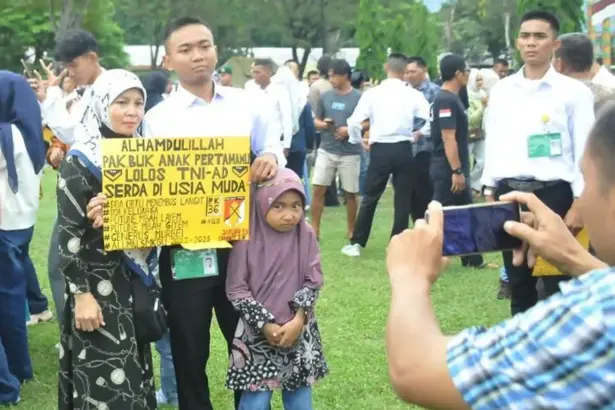 Salah seorang casis berfoto bersama keluargnay usai pengumuman hasil seleksi di Mayonif 711/Rks, Palu, Minggu (22/2/2026). (©Pendam23/PW)