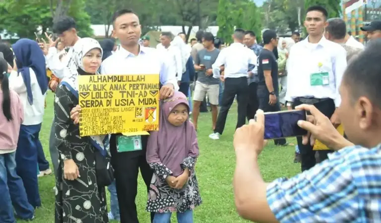 Salah seorang casis berfoto bersama keluargnay usai pengumuman hasil seleksi di Mayonif 711/Rks, Palu, Minggu (22/2/2026). (©Pendam23/PW)