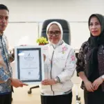 Kepala Balai POM Palu Mardianto (kiri) menyerahkan piagam penghargaan kepada Sekda Kota Palu Irmayanti sebagai Kota Aman Pangan di Palu, Kamis (19/2/2026). (©Prokopim Setda Kota Palu/Jufri)