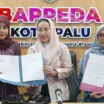 Wawali Imelda Lilia a Muhidin (tengah bersama pengelola klinik menunjukkan naskah kesepakatan perpanjangan program Alpukat di Palu, Kamis (5/2/2026). (©Prokopim Setda Kota Palu/Iwan)