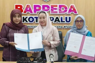 Wawali Imelda Lilia a Muhidin (tengah bersama pengelola klinik menunjukkan naskah kesepakatan perpanjangan program Alpukat di Palu, Kamis (5/2/2026). (©Prokopim Setda Kota Palu/Iwan)