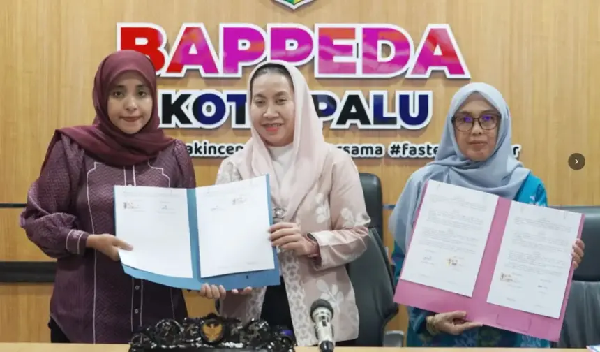 Wawali Imelda Lilia a Muhidin (tengah bersama pengelola klinik menunjukkan naskah kesepakatan perpanjangan program Alpukat di Palu, Kamis (5/2/2026). (©Prokopim Setda Kota Palu/Iwan)