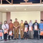 Foto bersama Wawali Kota Palu usai penyerahan APD kepada pekerja padat karya di Kantr Kelurahan Talise, Palu, Senin (23/2/2026). (©Prokpim Setda Kota Palu)