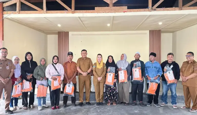 Foto bersama Wawali Kota Palu usai penyerahan APD kepada pekerja padat karya di Kantr Kelurahan Talise, Palu, Senin (23/2/2026). (©Prokpim Setda Kota Palu)