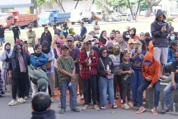 Sejumlah warga lingkar tambang Poboya berunjukrasa di depan Kantor Wali KOta Palu, Rabu (18/2/2026). (©Prokopim Setda Kota Palu/Iwan)