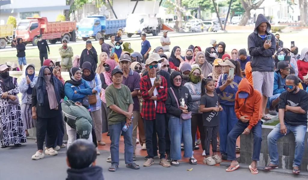 Sejumlah warga lingkar tambang Poboya berunjukrasa di depan Kantor Wali KOta Palu, Rabu (18/2/2026). (©Prokopim Setda Kota Palu/Iwan)