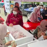 Plt Asisten II Setda Kota Palu Rahmat Mustafa meninjau penjualan ikan usai membuka Gerakan Pangan Murah di Jalan Diponegoro Palu, Kamis (12/2/2026). (©Prokopim Setda Kota Palu/Jufri)