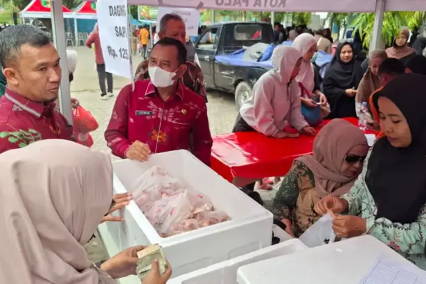Plt Asisten II Setda Kota Palu Rahmat Mustafa meninjau penjualan ikan usai membuka Gerakan Pangan Murah di Jalan Diponegoro Palu, Kamis (12/2/2026). (©Prokopim Setda Kota Palu/Jufri)