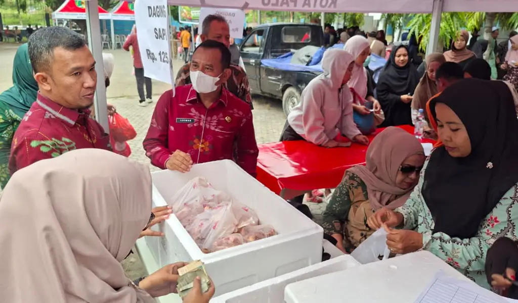 Plt Asisten II Setda Kota Palu Rahmat Mustafa meninjau penjualan ikan usai membuka Gerakan Pangan Murah di Jalan Diponegoro Palu, Kamis (12/2/2026). (©Prokopim Setda Kota Palu/Jufri)