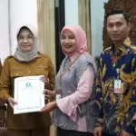 Asisten Administrasi Umum Setda Kota Palu Eka Komalasari (kedua kiri) menerima sertifikat sistem pelayananpublik dari Ombudsman Sulteng di ruang kerja wali kota palu, Selasa (24/2/2026). (©Prokopim Setda Kota Palu/Jufri)