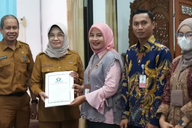 Asisten Administrasi Umum Setda Kota Palu Eka Komalasari (kedua kiri) menerima sertifikat sistem pelayananpublik dari Ombudsman Sulteng di ruang kerja wali kota palu, Selasa (24/2/2026). (©Prokopim Setda Kota Palu/Jufri)