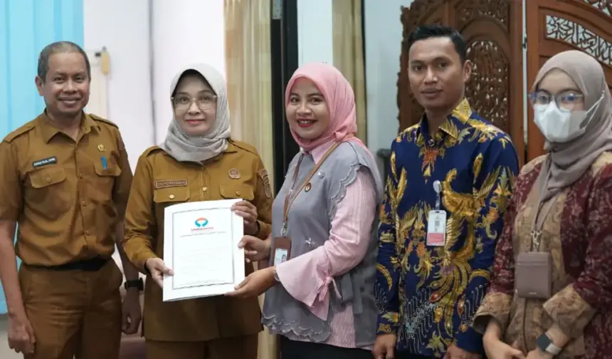 Asisten Administrasi Umum Setda Kota Palu Eka Komalasari (kedua kiri) menerima sertifikat sistem pelayananpublik dari Ombudsman Sulteng di ruang kerja wali kota palu, Selasa (24/2/2026). (©Prokopim Setda Kota Palu/Jufri)