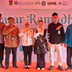 Wawali Imelda (keempat kanan) bersama Kepala Perwakilan BI Sulteng Irfan Sukarna (ketiga kanan), Sekot Irmayanti (keempat kiri) dan unsur Forkopimda pada pembukaan Pasar Ramadhan di Halaman kantor Wali Kota Palu, Kamis (19/2/2026). (©Prokopim Setda Kota Palu)