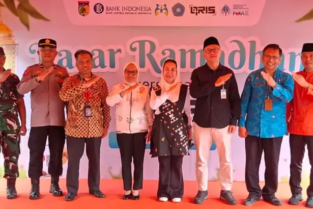 Wawali Imelda (keempat kanan) bersama Kepala Perwakilan BI Sulteng Irfan Sukarna (ketiga kanan), Sekot Irmayanti (keempat kiri) dan unsur Forkopimda pada pembukaan Pasar Ramadhan di Halaman kantor Wali Kota Palu, Kamis (19/2/2026). (©Prokopim Setda Kota Palu)