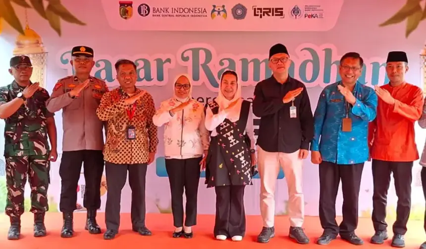 Wawali Imelda (keempat kanan) bersama Kepala Perwakilan BI Sulteng Irfan Sukarna (ketiga kanan), Sekot Irmayanti (keempat kiri) dan unsur Forkopimda pada pembukaan Pasar Ramadhan di Halaman kantor Wali Kota Palu, Kamis (19/2/2026). (©Prokopim Setda Kota Palu)