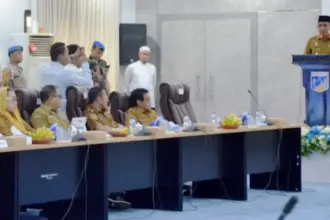 Gubernur Sulteng Anwar Hafid menyampaikan sambutan pada Rakor Pertambangan Berkelanjutan yang dihadiri Wawali palu Imelda Liliana uhidin, Senin (9/2/2026). (Prokopim Setda Kota Palu/Imron)