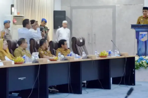 Gubernur Sulteng Anwar Hafid menyampaikan sambutan pada Rakor Pertambangan Berkelanjutan yang dihadiri Wawali palu Imelda Liliana uhidin, Senin (9/2/2026). (Prokopim Setda Kota Palu/Imron)