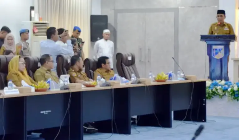 Gubernur Sulteng Anwar Hafid menyampaikan sambutan pada Rakor Pertambangan Berkelanjutan yang dihadiri Wawali palu Imelda Liliana uhidin, Senin (9/2/2026). (Prokopim Setda Kota Palu/Imron)