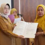 Asisten bidang Administrasi Umum Setda Kota Palu, Eka Komalasari menyerahkan SPPT PBB-P2 kepada perwakilan keluraha di palu, Selasa (24/2/2026). (©Prokopim Setda Kota Palu/Iwan)