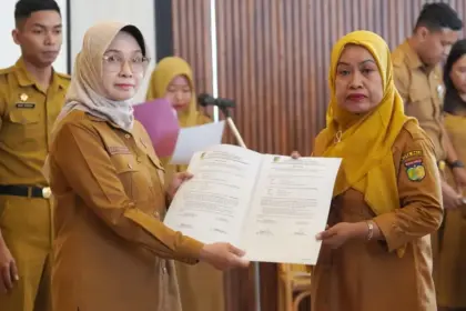 Asisten bidang Administrasi Umum Setda Kota Palu, Eka Komalasari menyerahkan SPPT PBB-P2 kepada perwakilan keluraha di palu, Selasa (24/2/2026). (©Prokopim Setda Kota Palu/Iwan)