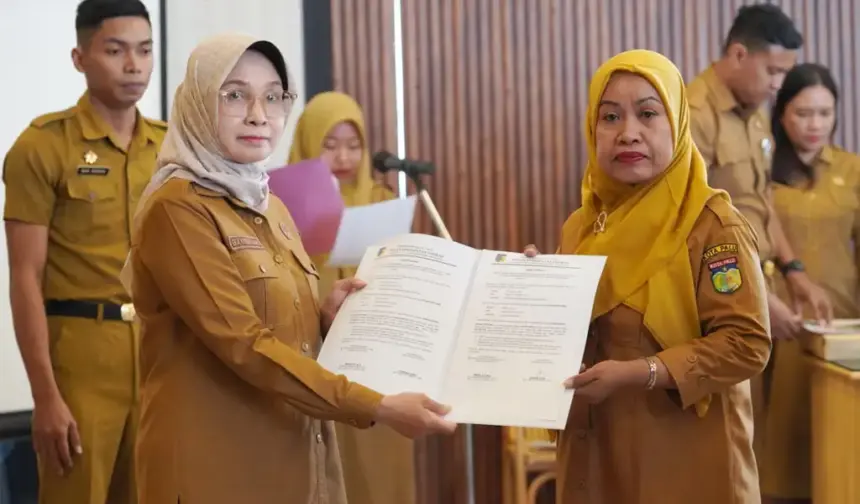 Asisten bidang Administrasi Umum Setda Kota Palu, Eka Komalasari menyerahkan SPPT PBB-P2 kepada perwakilan keluraha di palu, Selasa (24/2/2026). (©Prokopim Setda Kota Palu/Iwan)