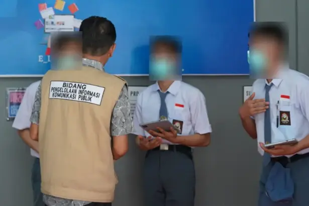 Sejumlah warga binaan khusus anak memanfaatkan fasilitas wifi gratis yang diadakan Pemkot Palu di LKPA Palu, Kamis (5/2/2026). (©PIKP Diskominfosantik Palu)